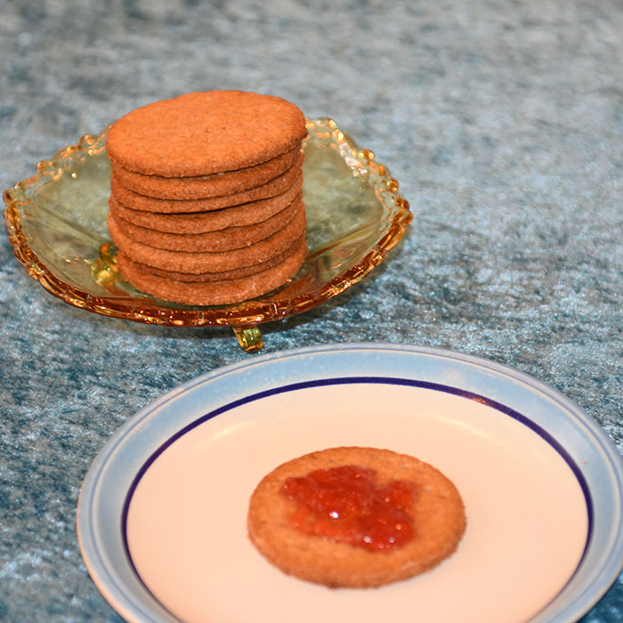 Digestive – hjemmelagete kjekser Porsjoner Tid Vanskelighetsgrad Ca 20 1 time Middels Ingredienser: 250 g Fullkorn hvetemel 1 ts Bakepulver ½ ts Salt 75 g Sukker 100 g Smør ½ - ¾ dl Melk https://heidisboble.no/ @heidisboble