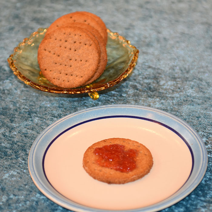 Digestive – hjemmelagete kjekser Porsjoner Tid Vanskelighetsgrad Ca 20 1 time Middels Ingredienser: 250 g Fullkorn hvetemel 1 ts Bakepulver ½ ts Salt 75 g Sukker 100 g Smør ½ - ¾ dl Melk https://heidisboble.no/ @heidisboble