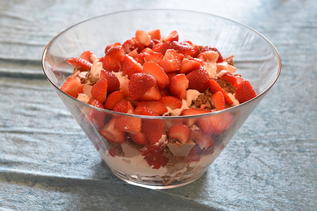 Eton Mess - sjokolademarengs med krem og jordbær Ingredienser: 4 Eggehviter (romtempererte) 3 dl Sukker 1 ts Maisenna 1 ts Sitronsaft 100 g Kokesjokolade (smeltet) Topping 3 dl Kremfløte (pisket) Jordbær (ferske) https://heidisboble.no/ @heidisboble