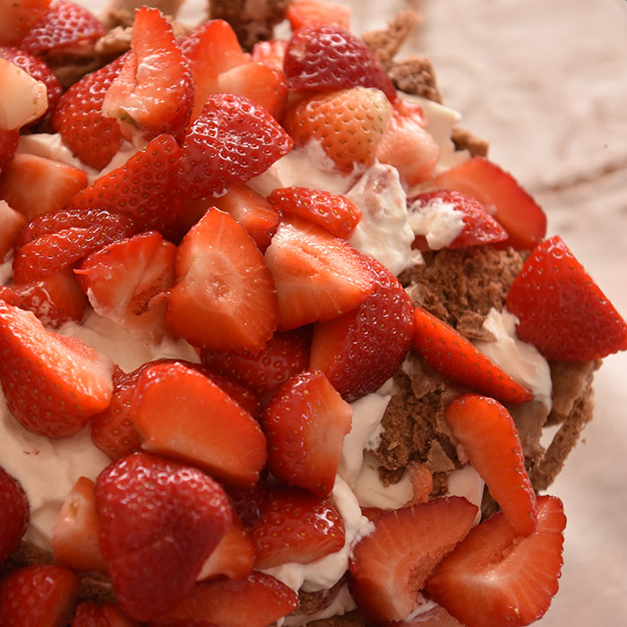 Eton Mess - sjokolademarengs med krem og jordbær Ingredienser: 4 Eggehviter (romtempererte) 3 dl Sukker 1 ts Maisenna 1 ts Sitronsaft 100 g Kokesjokolade (smeltet) Topping 3 dl Kremfløte (pisket) Jordbær (ferske) https://heidisboble.no/ @heidisboble