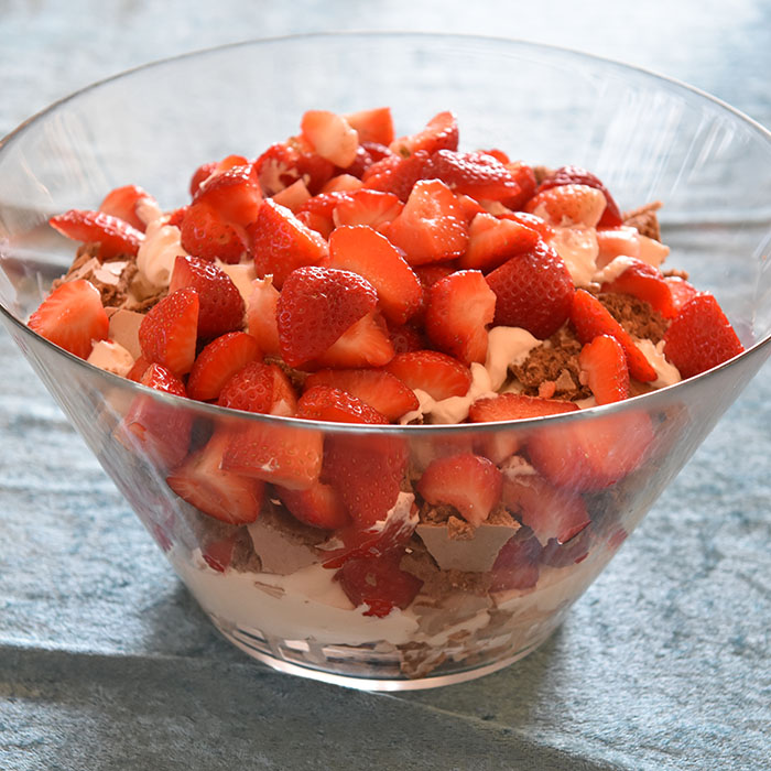 Eton Mess - sjokolademarengs med krem og jordbær Ingredienser: 4 Eggehviter (romtempererte) 3 dl Sukker 1 ts Maisenna 1 ts Sitronsaft 100 g Kokesjokolade (smeltet) Topping 3 dl Kremfløte (pisket) Jordbær (ferske) https://heidisboble.no/ @heidisboble