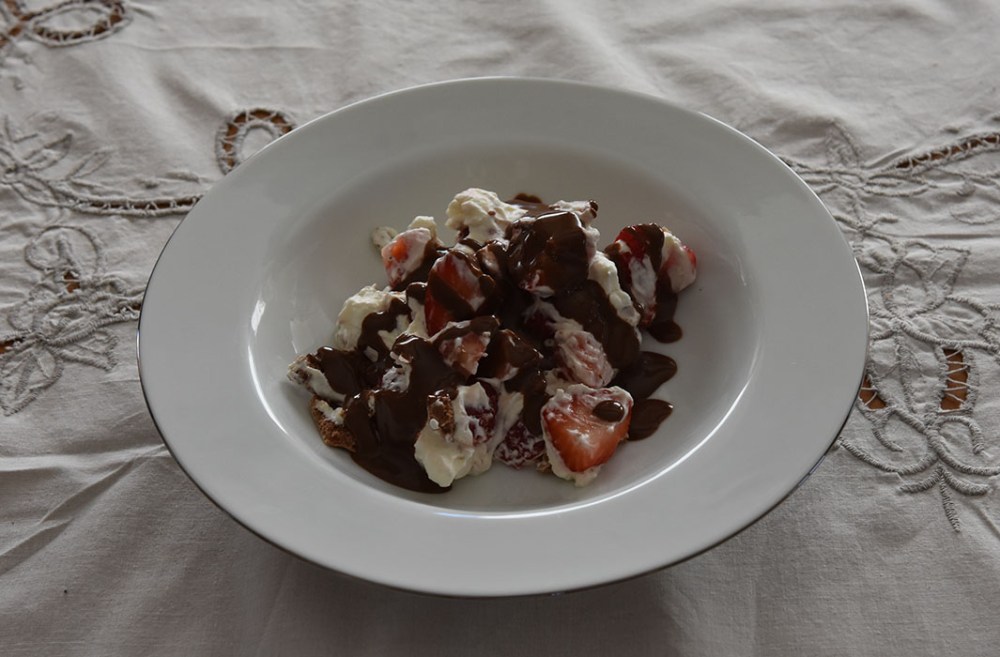 Eton Mess - sjokolademarengs med krem, jordbær og Heidis enkle sjokoladesaus Ingredienser: 4 Eggehviter (romtempererte) 3 dl Sukker 1 ts Maisenna 1 ts Sitronsaft 100 g Kokesjokolade (smeltet) Topping: 3 dl Kremfløte (pisket) Jordbær (ferske) Sjokoladesaus (Heidis enkle): 100 g Kokesjokolade 1 ½ dl Kremfløte https://heidisboble.no/ @heidisboble