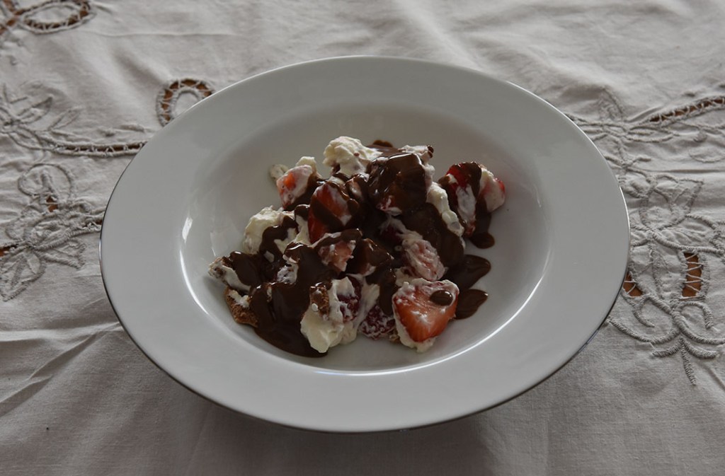 Eton Mess - sjokolademarengs med krem, jordbær og Heidis enkle sjokoladesaus Ingredienser: 4 Eggehviter (romtempererte) 3 dl Sukker 1 ts Maisenna 1 ts Sitronsaft 100 g Kokesjokolade (smeltet) Topping: 3 dl Kremfløte (pisket) Jordbær (ferske) Sjokoladesaus (Heidis enkle): 100 g Kokesjokolade 1 ½ dl Kremfløte https://heidisboble.no/ @heidisboble