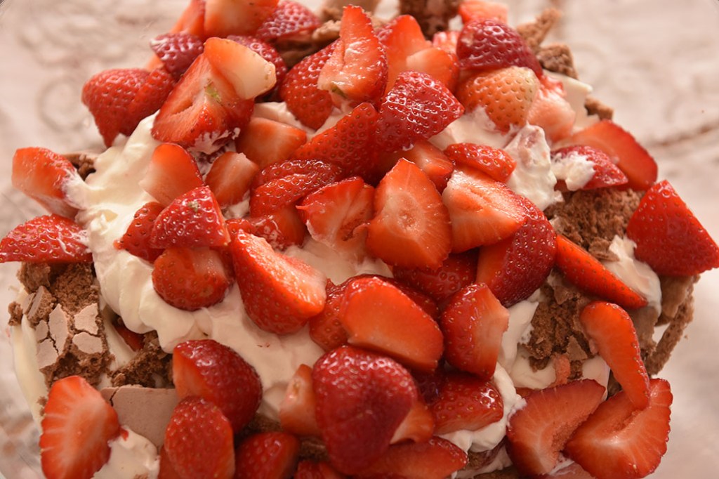 Eton Mess - sjokolademarengs med krem og jordbær Ingredienser: 4 Eggehviter (romtempererte) 3 dl Sukker 1 ts Maisenna 1 ts Sitronsaft 100 g Kokesjokolade (smeltet) Topping 3 dl Kremfløte (pisket) Jordbær (ferske) https://heidisboble.no/ @heidisboble