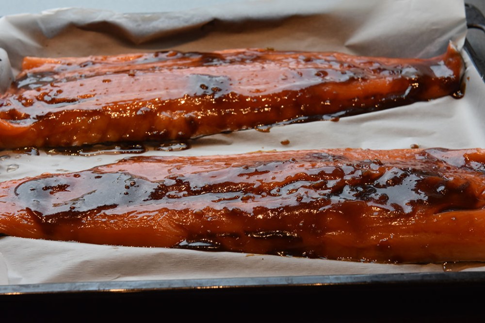 Laks med asiatisk inspirert glaze Porsjoner Tid Vanskelighetsgrad 4 60 min Enkel Ingredienser: 700 g Laksefilet (benfri) Gressløk 4 ss Sesamfrø (ristete, svarte eller hvite) 1 bunt reddiker Ris (kokt) Glaze: 1 dl Østerssaus 1 dl Chilisaus (søt) 1 ts Ingefær (revet) 1 fedd Hvitløk (skrelt og revet) 1 ts Sesamolje ½ Lime (saften) Tilbehør: 1 Brokkoli 1 Blomkål 1 Sommerkål 1 fedd Hvitløk 1 ss Rapsolje 2 ss soyasaus https://heidisboble.no/ @heidisboble