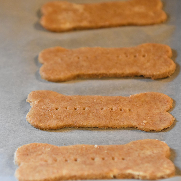 Digestive – hjemmelagete kjekser Porsjoner Tid Vanskelighetsgrad Ca 20 1 time Middels Ingredienser: 250 g Fullkorn hvetemel 1 ts Bakepulver ½ ts Salt 75 g Sukker 100 g Smør ½ - ¾ dl Melk https://heidisboble.no/ @heidisboble