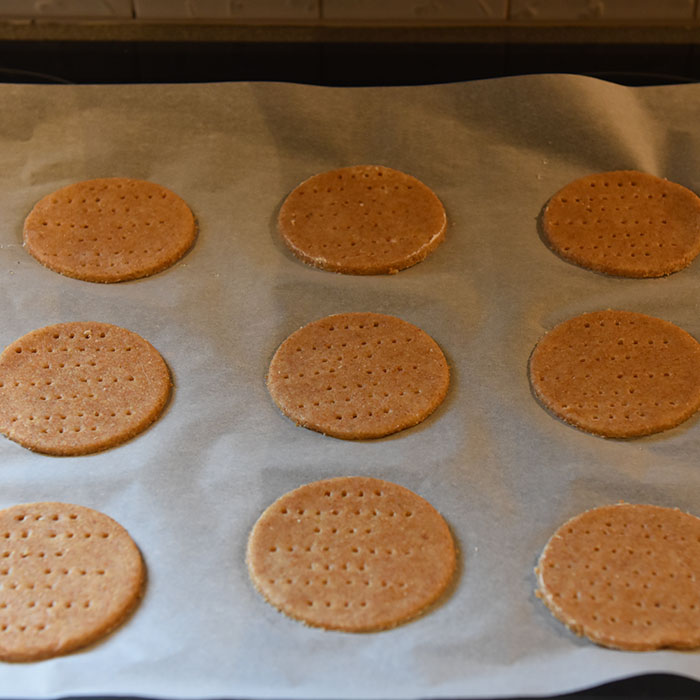 Digestive – hjemmelagete kjekser Porsjoner Tid Vanskelighetsgrad Ca 20 1 time Middels Ingredienser: 250 g Fullkorn hvetemel 1 ts Bakepulver ½ ts Salt 75 g Sukker 100 g Smør ½ - ¾ dl Melk https://heidisboble.no/ @heidisboble