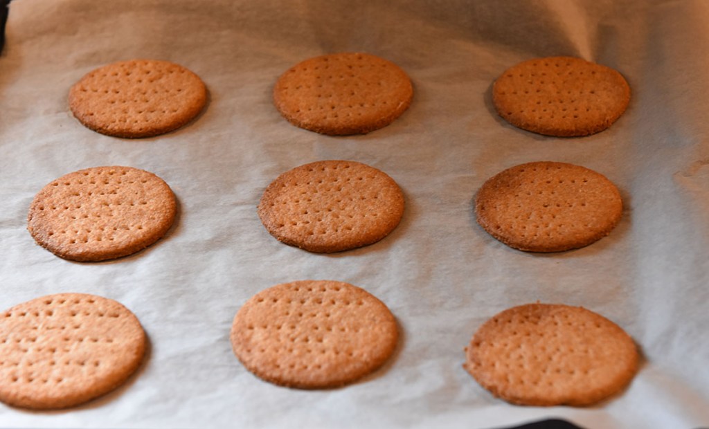 Digestive – hjemmelagete kjekser Porsjoner Tid Vanskelighetsgrad Ca 20 1 time Middels Ingredienser: 250 g Fullkorn hvetemel 1 ts Bakepulver ½ ts Salt 75 g Sukker 100 g Smør ½ - ¾ dl Melk https://heidisboble.no/ @heidisboble