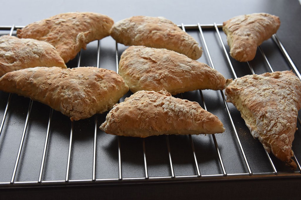 Minibrød med havregryn Porsjoner Tid Vanskelighetsgrad 20 2 timer Enkel Ingredienser 1 pk Gjær 6 dl Vann 2 ts Sukker 2 ss Olivenolje 2 ½ ts Salt 4 dl Havregryn Ca 800 g Hvetemel (ca 13 dl) https://heidisboble.no/ @heidisboble