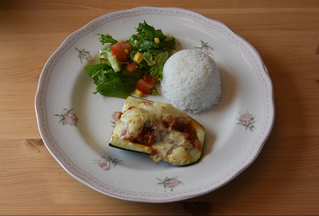 Fylt squash / gratinert squash Ingredienser: 2 Squash (eller en stor) 1 Løk (hakket) 2 fedd Hvitløk (hakket) 1 ss Olje (soya) 400 g Kjøttdeig 1 boks Tomater (hermetiske) 1 Buljongterning (okse) ¼ ts sukker Salt, pepper, basilikum 50 - 75 g Ost (hvit, skivet eller revet) https://heidisboble.no/ @heidisboble