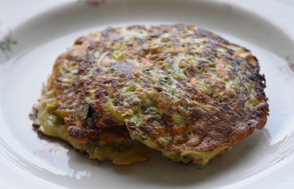 Squash- og gulerotpletter med rømmetopping Ingredienser 2 Egg 4 dl Melk 2 dl Hvetemel 500 g Gulerøtter 2 Squash (ca 600 g) 1 dl Solsikkekjerner 1 ts Salt ¼ ts Pepper Olje (til steking) Rømmetopping: 2 dl Rømme (eller creme fraiche) 230 g Oliven (uten steiner) Salt og pepper https://heidisboble.no/ @heidisboble