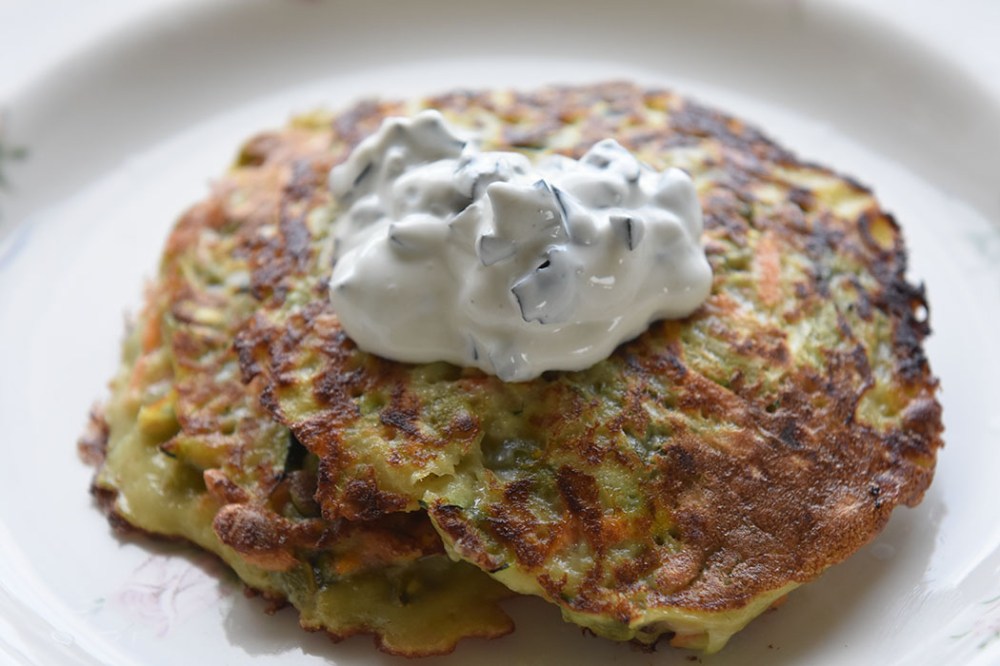 Squash- og gulerotpletter med rømmetopping Ingredienser 2 Egg 4 dl Melk 2 dl Hvetemel 500 g Gulerøtter 2 Squash (ca 600 g) 1 dl Solsikkekjerner 1 ts Salt ¼ ts Pepper Olje (til steking) Rømmetopping: 2 dl Rømme (eller creme fraiche) 230 g Oliven (uten steiner) Salt og pepper https://heidisboble.no/ @heidisboble