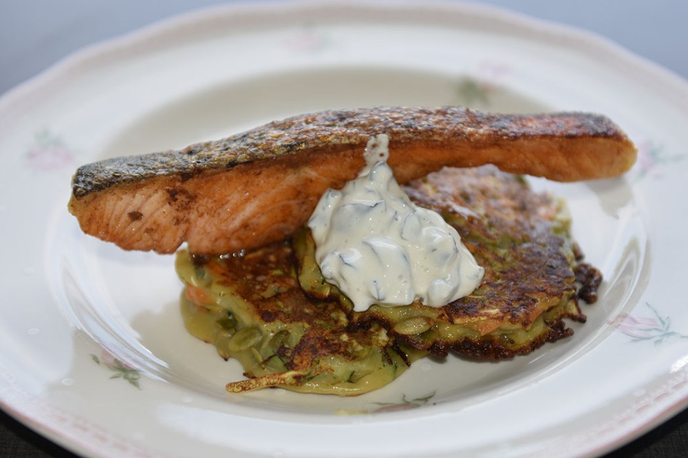 Squash- og gulerotpletter med rømmetopping Ingredienser 2 Egg 4 dl Melk 2 dl Hvetemel 500 g Gulerøtter 2 Squash (ca 600 g) 1 dl Solsikkekjerner 1 ts Salt ¼ ts Pepper Olje (til steking) Rømmetopping: 2 dl Rømme (eller creme fraiche) 230 g Oliven (uten steiner) Salt og pepper https://heidisboble.no/ @heidisboble