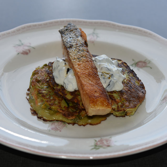 Squash- og gulerotpletter med rømmetopping Ingredienser 2 Egg 4 dl Melk 2 dl Hvetemel 500 g Gulerøtter 2 Squash (ca 600 g) 1 dl Solsikkekjerner 1 ts Salt ¼ ts Pepper Olje (til steking) Rømmetopping: 2 dl Rømme (eller creme fraiche) 230 g Oliven (uten steiner) Salt og pepper https://heidisboble.no/ @heidisboble