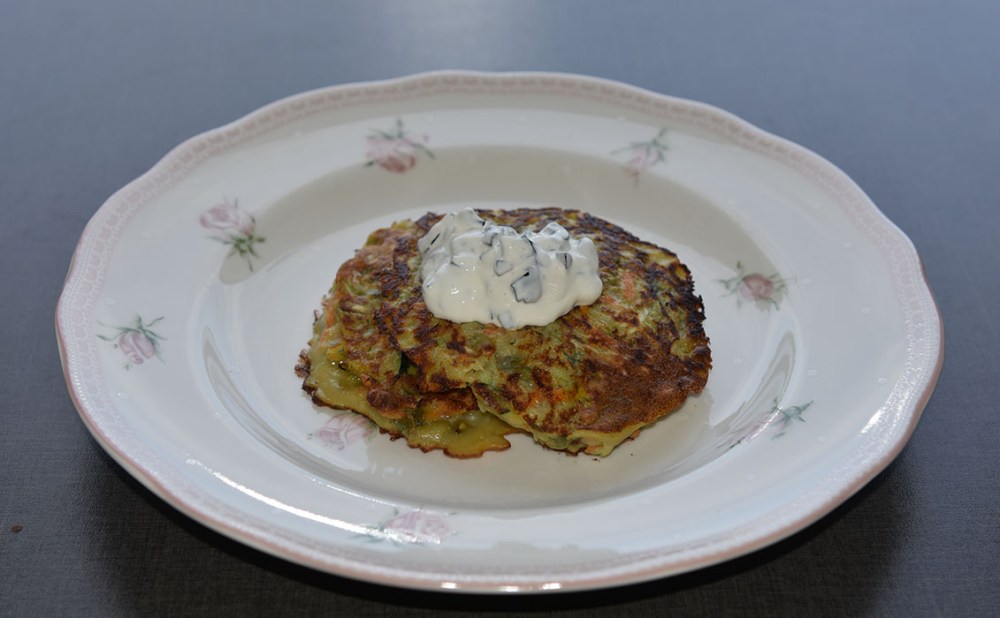 Squash- og gulerotpletter med rømmetopping Ingredienser 2 Egg 4 dl Melk 2 dl Hvetemel 500 g Gulerøtter 2 Squash (ca 600 g) 1 dl Solsikkekjerner 1 ts Salt ¼ ts Pepper Olje (til steking) Rømmetopping: 2 dl Rømme (eller creme fraiche) 230 g Oliven (uten steiner) Salt og pepper https://heidisboble.no/ @heidisboble