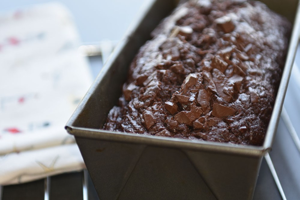 Squash-sjokoladekake Ingredienser: 2 ½ dl Hvetemel (150 g) 1 dl Kakaopulver (50 g) 1 ts Bakepulver 2 Egg (romtempererte) 1 ¼ dl Smør (smeltet) (125 g) 2 dl Sukker (200 g) 2 ts Vaniljesukker 4 dl Squash (raspet) 60 g Sjokoladebiter https://heidisboble.no/ @heidisboble