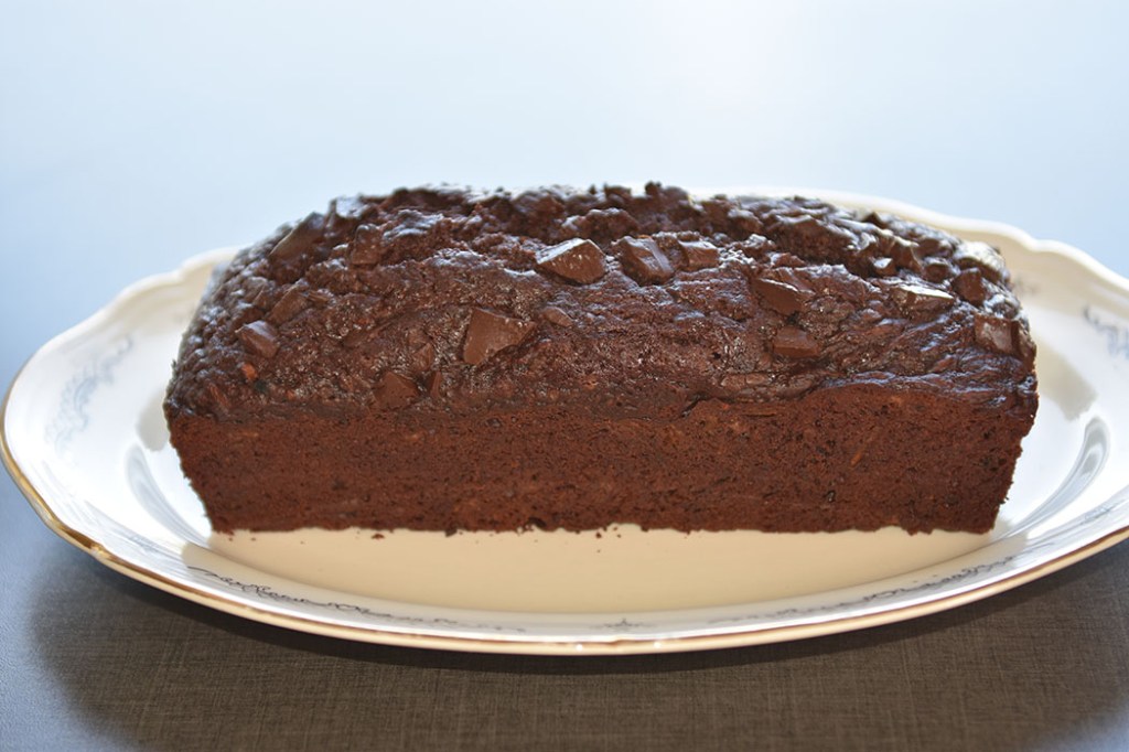 Squash-sjokoladekake Ingredienser: 2 ½ dl Hvetemel (150 g) 1 dl Kakaopulver (50 g) 1 ts Bakepulver 2 Egg (romtempererte) 1 ¼ dl Smør (smeltet) (125 g) 2 dl Sukker (200 g) 2 ts Vaniljesukker 4 dl Squash (raspet) 60 g Sjokoladebiter https://heidisboble.no/ @heidisboble