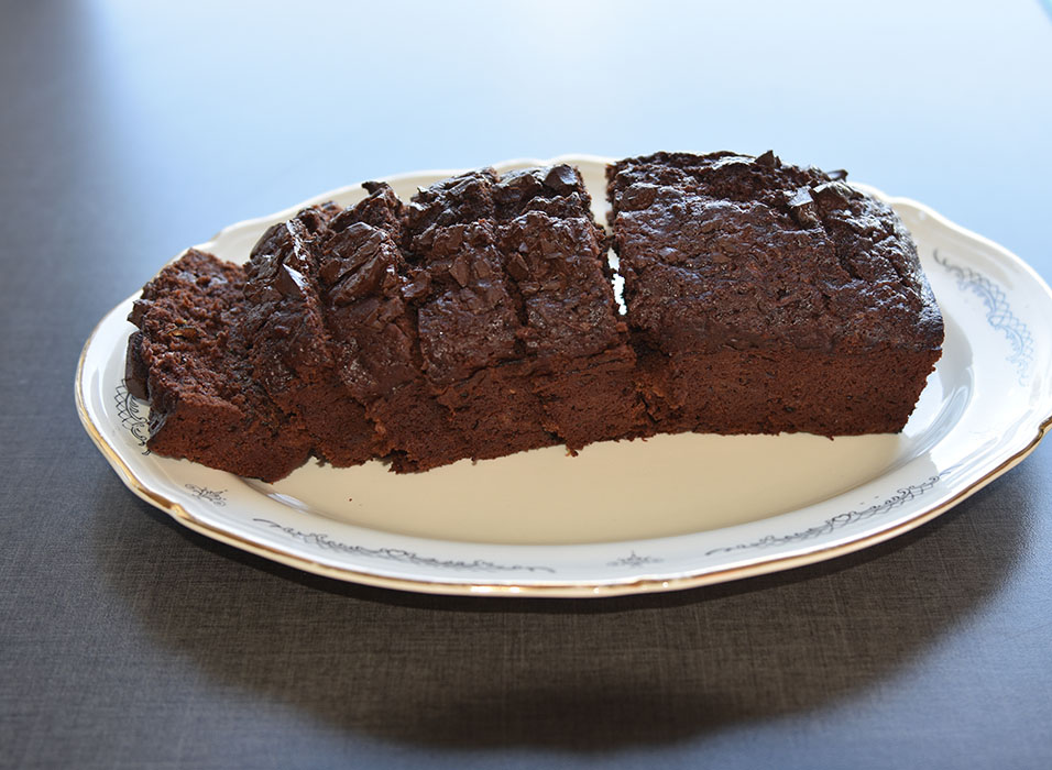 Squash-sjokoladekake Ingredienser: 2 ½ dl Hvetemel (150 g) 1 dl Kakaopulver (50 g) 1 ts Bakepulver 2 Egg (romtempererte) 1 ¼ dl Smør (smeltet) (125 g) 2 dl Sukker (200 g) 2 ts Vaniljesukker 4 dl Squash (raspet) 60 g Sjokoladebiter https://heidisboble.no/ @heidisboble