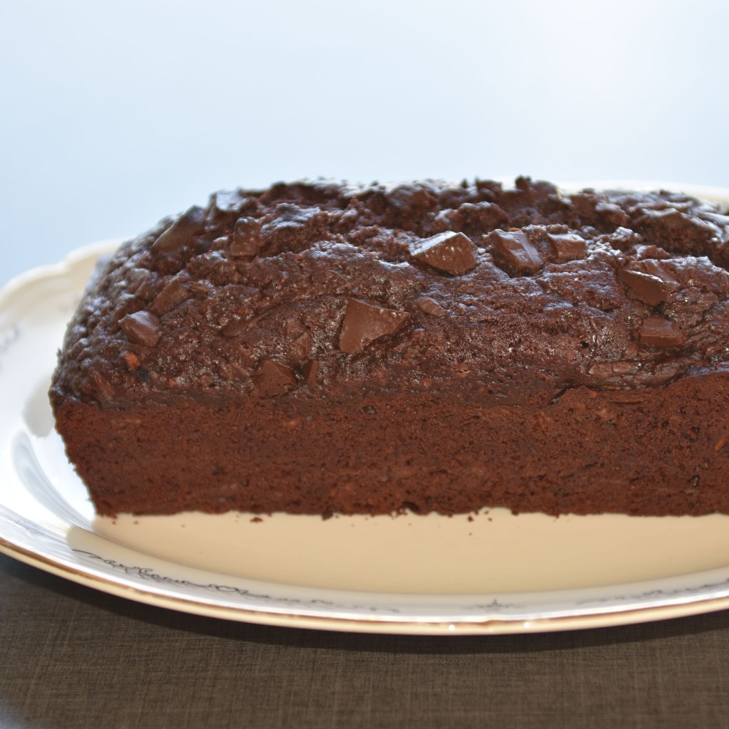 Squash-sjokoladekake Ingredienser: 2 ½ dl Hvetemel (150 g) 1 dl Kakaopulver (50 g) 1 ts Bakepulver 2 Egg (romtempererte) 1 ¼ dl Smør (smeltet) (125 g) 2 dl Sukker (200 g) 2 ts Vaniljesukker 4 dl Squash (raspet) 60 g Sjokoladebiter https://heidisboble.no/ @heidisboble