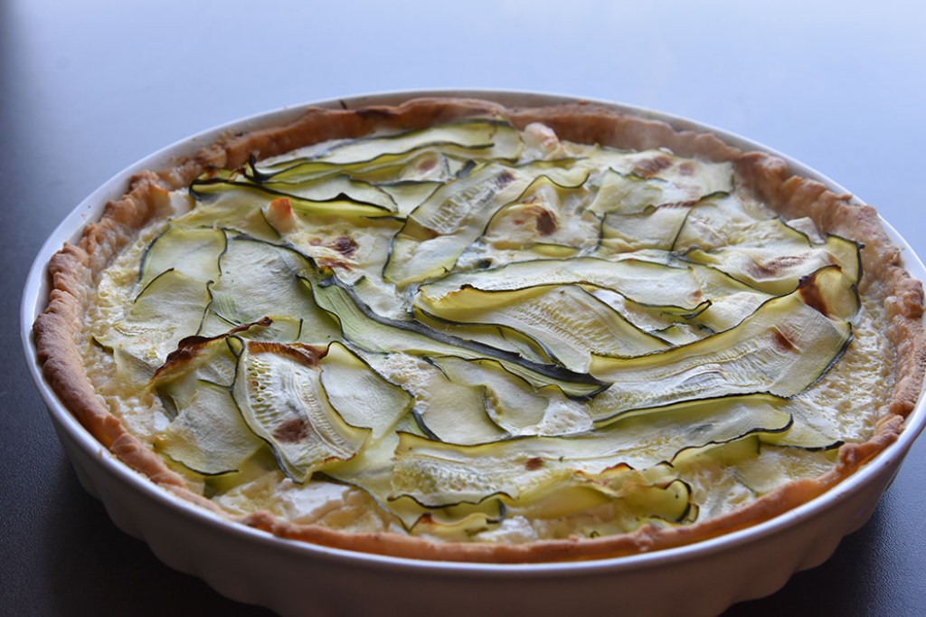 Squash pai Ingredienser Paideigen: 125 g Smør 180 g Hvetemel (3 dl) 1 ss Vann Paifyllet: 1 Squash (300 g) 200 g Fetaost 3 Egg 2 dl Melk Salt og pepper Topping: 10-20 Cherrytomater 2 ss Basilikum (hakket) 1 ss Olje (oliven) ½ ss Eddik Salt og pepper https://heidisboble.no/ @heidisboble