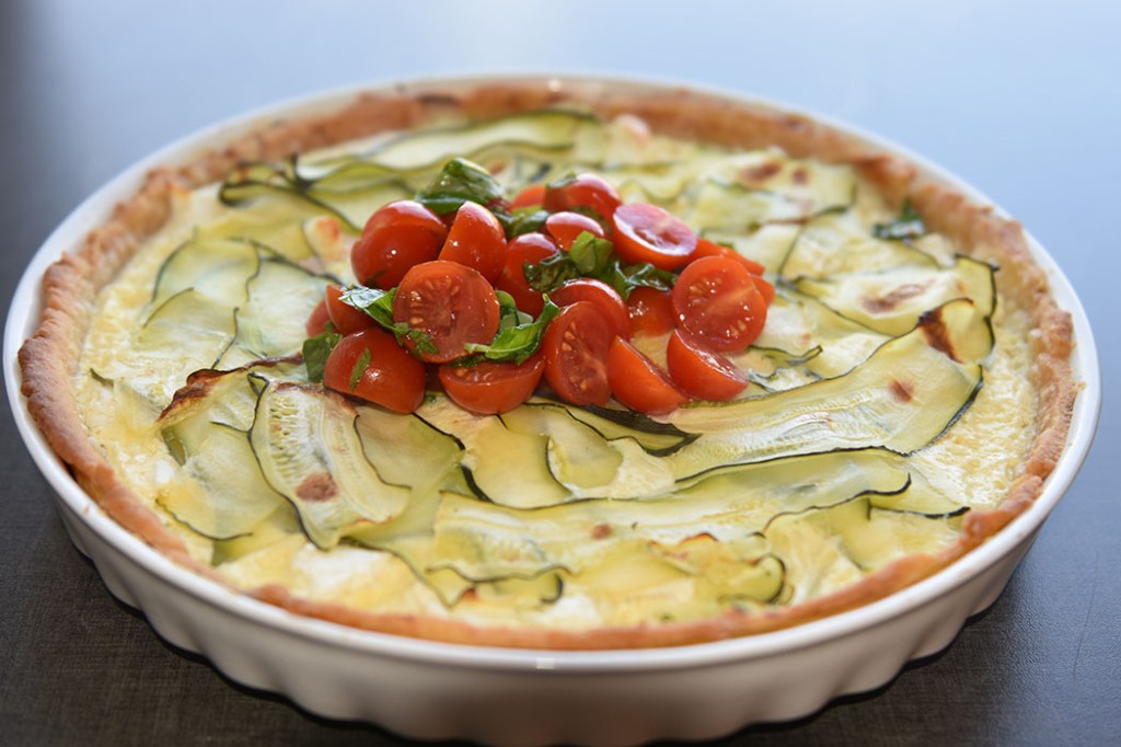 Squash pai Ingredienser Paideigen: 125 g Smør 180 g Hvetemel (3 dl) 1 ss Vann Paifyllet: 1 Squash (300 g) 200 g Fetaost 3 Egg 2 dl Melk Salt og pepper Topping: 10-20 Cherrytomater 2 ss Basilikum (hakket) 1 ss Olje (oliven) ½ ss Eddik Salt og pepper https://heidisboble.no/ @heidisboble