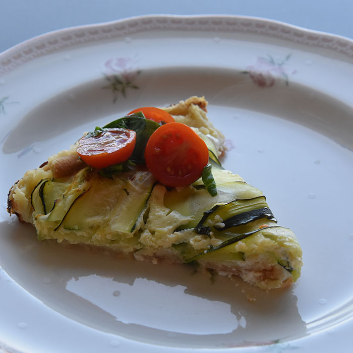 Squash pai Ingredienser Paideigen: 125 g Smør 180 g Hvetemel (3 dl) 1 ss Vann Paifyllet: 1 Squash (300 g) 200 g Fetaost 3 Egg 2 dl Melk Salt og pepper Topping: 10-20 Cherrytomater 2 ss Basilikum (hakket) 1 ss Olje (oliven) ½ ss Eddik Salt og pepper https://heidisboble.no/ @heidisboble