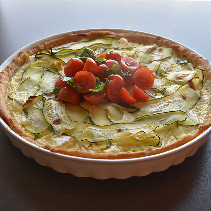 Squash pai Ingredienser Paideigen: 125 g Smør 180 g Hvetemel (3 dl) 1 ss Vann Paifyllet: 1 Squash (300 g) 200 g Fetaost 3 Egg 2 dl Melk Salt og pepper Topping: 10-20 Cherrytomater 2 ss Basilikum (hakket) 1 ss Olje (oliven) ½ ss Eddik Salt og pepper https://heidisboble.no/ @heidisboble