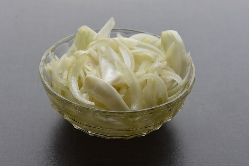 Syltet løk Ingredienser: 2 Løk 1½ dl Eddik 1 ½ dl Vann 1 ss Sukker 1 ss Flaksalt https://heidisboble.no/ @heidisboble