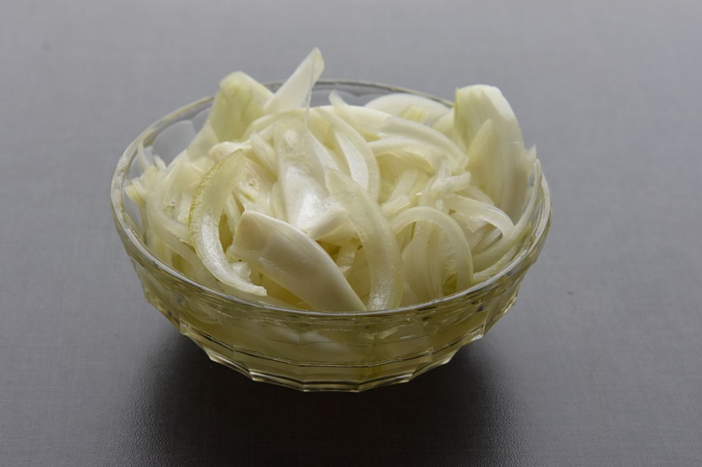 Syltet løk Ingredienser: 2 Løk 1½ dl Eddik 1 ½ dl Vann 1 ss Sukker 1 ss Flaksalt https://heidisboble.no/ @heidisboble