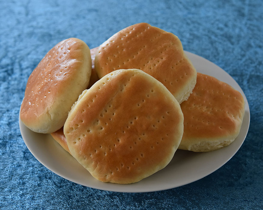 Tekaker / Tebrød Porsjoner Tid Vanskelighetsgrad 18 (6 store) 2 timer enkel Ingredienser: 50 g Smør 6 dl Melk 50 g Gjær Ca 1 kg Hvetemel (15 dl) 1 ts Salt 2 ss Sukker Vann/melk (til pensling) https://heidisboble.no/ @heidisboble