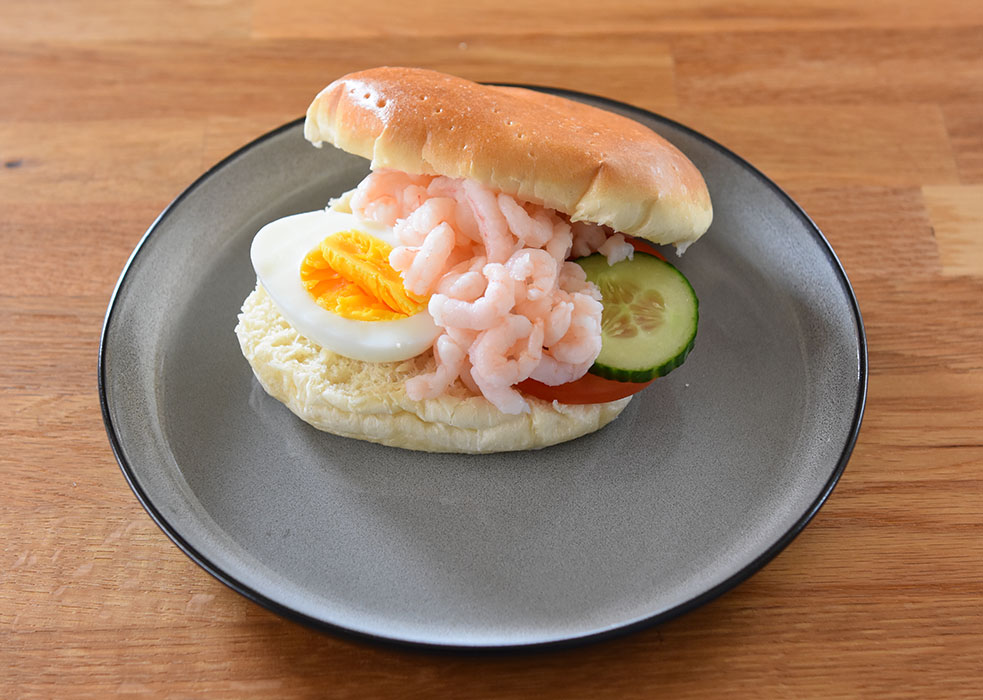 Tekaker / Tebrød Porsjoner Tid Vanskelighetsgrad 18 (6 store) 2 timer enkel Ingredienser: 50 g Smør 6 dl Melk 50 g Gjær Ca 1 kg Hvetemel (15 dl) 1 ts Salt 2 ss Sukker Vann/melk (til pensling) https://heidisboble.no/ @heidisboble