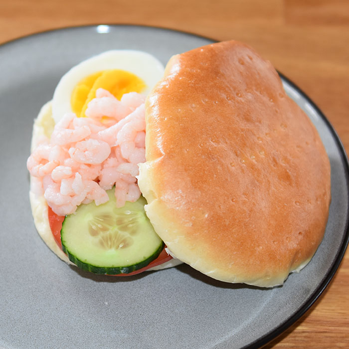 Tekaker / Tebrød Porsjoner Tid Vanskelighetsgrad 18 (6 store) 2 timer enkel Ingredienser: 50 g Smør 6 dl Melk 50 g Gjær Ca 1 kg Hvetemel (15 dl) 1 ts Salt 2 ss Sukker Vann/melk (til pensling) https://heidisboble.no/ @heidisboble