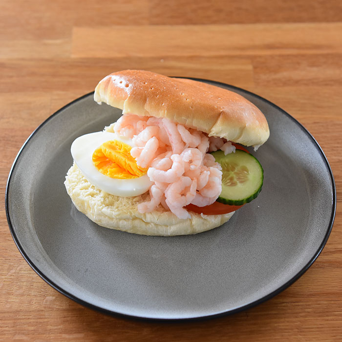 Tekaker / Tebrød Porsjoner Tid Vanskelighetsgrad 18 (6 store) 2 timer enkel Ingredienser: 50 g Smør 6 dl Melk 50 g Gjær Ca 1 kg Hvetemel (15 dl) 1 ts Salt 2 ss Sukker Vann/melk (til pensling) https://heidisboble.no/ @heidisboble