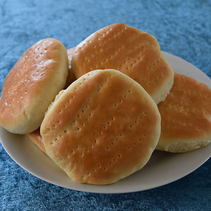 Tekaker / Tebrød Porsjoner Tid Vanskelighetsgrad 18 (6 store) 2 timer enkel Ingredienser: 50 g Smør 6 dl Melk 50 g Gjær Ca 1 kg Hvetemel (15 dl) 1 ts Salt 2 ss Sukker Vann/melk (til pensling) https://heidisboble.no/ @heidisboble