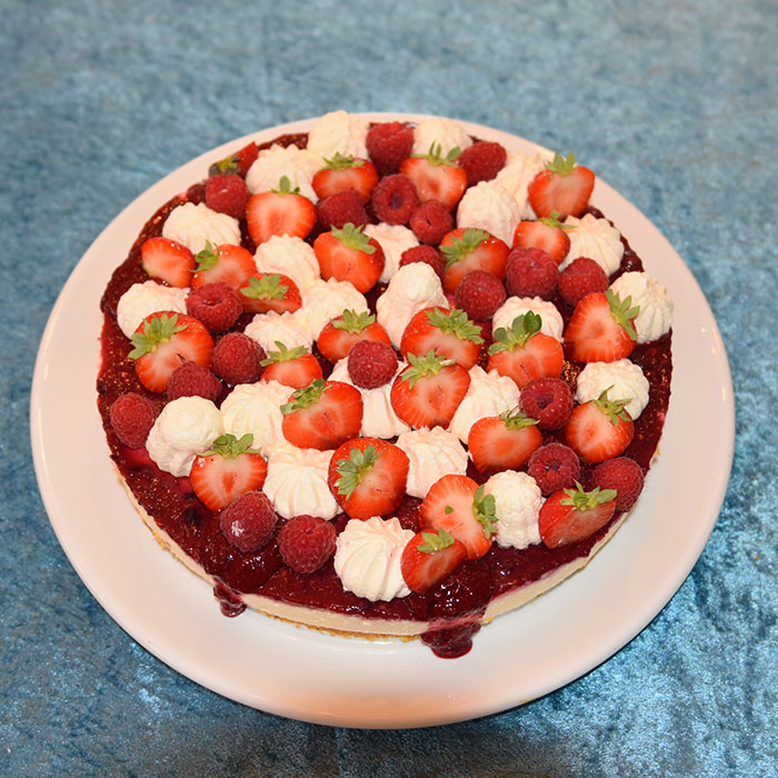 Vaniljeyoghurtkake (diabetesvennlig) Porsjoner Tid Vanskelighetsgrad 6-8 60 min + avkjøling middels Ingredienser: Bunn: 1 dl Pistasjnøtter (60 g) 1 dl Søtstrø/ lettstrø 1 Egg 1 Eggeplomme 1 ½ dl Mandelmel 40 g Smør Smør og mandelmel til formen Bringebærgele 1 pl Gelatin 1 dl Bær (mos) 1 ss Søtstrø Youhurtmousse: 4 pl Gelatin 3 dl Fløte 3 Eggeplommer 2-3 ss Søtstrø 1 ts Vaniljepulver (uten sukker) 2 Eggehviter 2 dl Yoghurt (vanilje eller naturell) Topping og pynt 3 dl Kremfløte 2 ss søtstrø Bringebær og jordbær (ferske) Mynte https://heidisboble.no/ @heidisboble