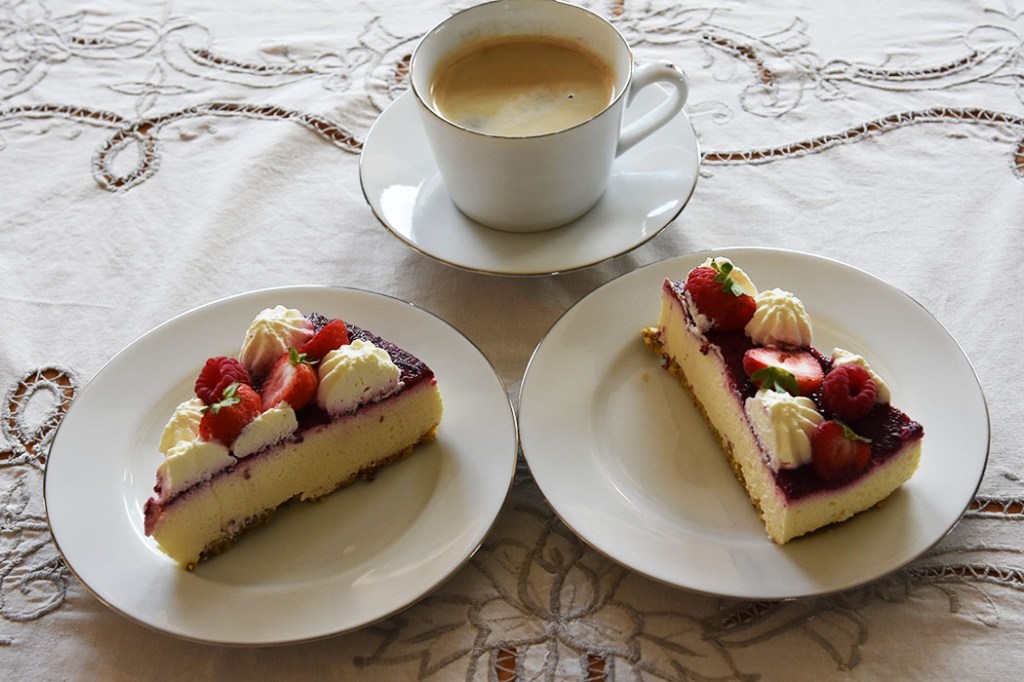 Vaniljeyoghurtkake (diabetesvennlig) Porsjoner Tid Vanskelighetsgrad 6-8 60 min + avkjøling middels Ingredienser: Bunn: 1 dl Pistasjnøtter (60 g) 1 dl Søtstrø/ lettstrø 1 Egg 1 Eggeplomme 1 ½ dl Mandelmel 40 g Smør Smør og mandelmel til formen Bringebærgele 1 pl Gelatin 1 dl Bær (mos) 1 ss Søtstrø Youhurtmousse: 4 pl Gelatin 3 dl Fløte 3 Eggeplommer 2-3 ss Søtstrø 1 ts Vaniljepulver (uten sukker) 2 Eggehviter 2 dl Yoghurt (vanilje eller naturell) Topping og pynt 3 dl Kremfløte 2 ss søtstrø Bringebær og jordbær (ferske) Mynte https://heidisboble.no/ @heidisboble