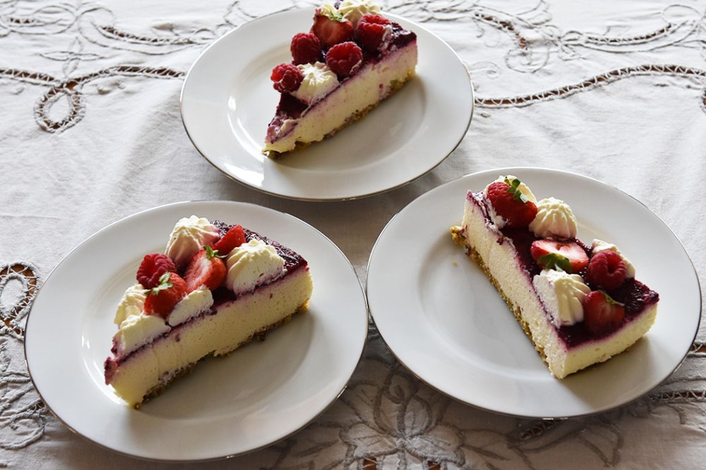 Vaniljeyoghurtkake (diabetesvennlig) Porsjoner Tid Vanskelighetsgrad 6-8 60 min + avkjøling middels Ingredienser: Bunn: 1 dl Pistasjnøtter (60 g) 1 dl Søtstrø/ lettstrø 1 Egg 1 Eggeplomme 1 ½ dl Mandelmel 40 g Smør Smør og mandelmel til formen Bringebærgele 1 pl Gelatin 1 dl Bær (mos) 1 ss Søtstrø Youhurtmousse: 4 pl Gelatin 3 dl Fløte 3 Eggeplommer 2-3 ss Søtstrø 1 ts Vaniljepulver (uten sukker) 2 Eggehviter 2 dl Yoghurt (vanilje eller naturell) Topping og pynt 3 dl Kremfløte 2 ss søtstrø Bringebær og jordbær (ferske) Mynte https://heidisboble.no/ @heidisboble