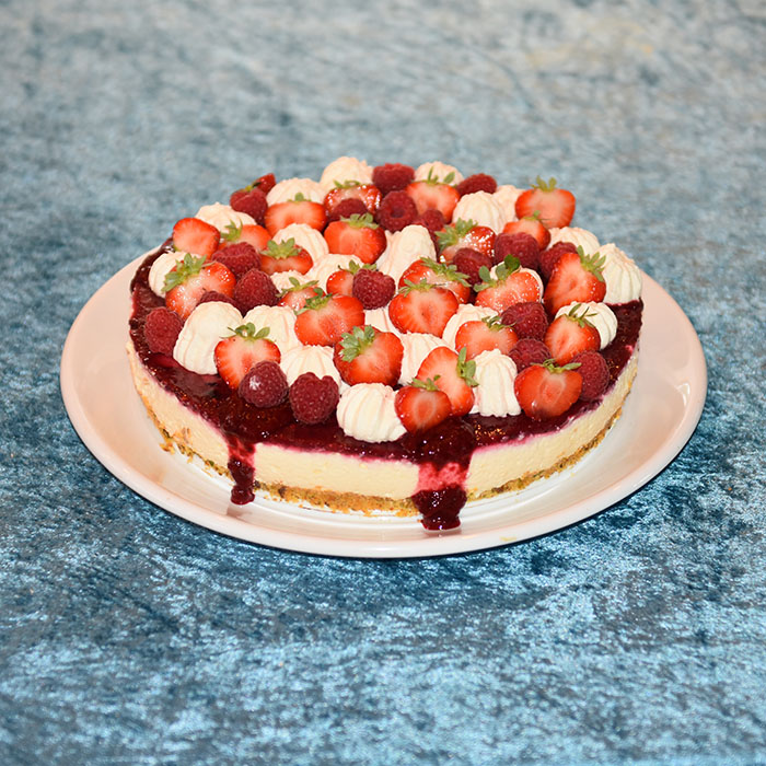 Vaniljeyoghurtkake (diabetesvennlig) Porsjoner Tid Vanskelighetsgrad 6-8 60 min + avkjøling middels Ingredienser: Bunn: 1 dl Pistasjnøtter (60 g) 1 dl Søtstrø/ lettstrø 1 Egg 1 Eggeplomme 1 ½ dl Mandelmel 40 g Smør Smør og mandelmel til formen Bringebærgele 1 pl Gelatin 1 dl Bær (mos) 1 ss Søtstrø Youhurtmousse: 4 pl Gelatin 3 dl Fløte 3 Eggeplommer 2-3 ss Søtstrø 1 ts Vaniljepulver (uten sukker) 2 Eggehviter 2 dl Yoghurt (vanilje eller naturell) Topping og pynt 3 dl Kremfløte 2 ss søtstrø Bringebær og jordbær (ferske) Mynte https://heidisboble.no/ @heidisboble