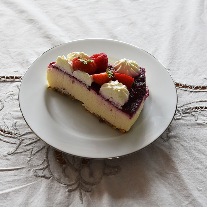 Vaniljeyoghurtkake (diabetesvennlig) Porsjoner Tid Vanskelighetsgrad 6-8 60 min + avkjøling middels Ingredienser: Bunn: 1 dl Pistasjnøtter (60 g) 1 dl Søtstrø/ lettstrø 1 Egg 1 Eggeplomme 1 ½ dl Mandelmel 40 g Smør Smør og mandelmel til formen Bringebærgele 1 pl Gelatin 1 dl Bær (mos) 1 ss Søtstrø Youhurtmousse: 4 pl Gelatin 3 dl Fløte 3 Eggeplommer 2-3 ss Søtstrø 1 ts Vaniljepulver (uten sukker) 2 Eggehviter 2 dl Yoghurt (vanilje eller naturell) Topping og pynt 3 dl Kremfløte 2 ss søtstrø Bringebær og jordbær (ferske) Mynte https://heidisboble.no/ @heidisboble