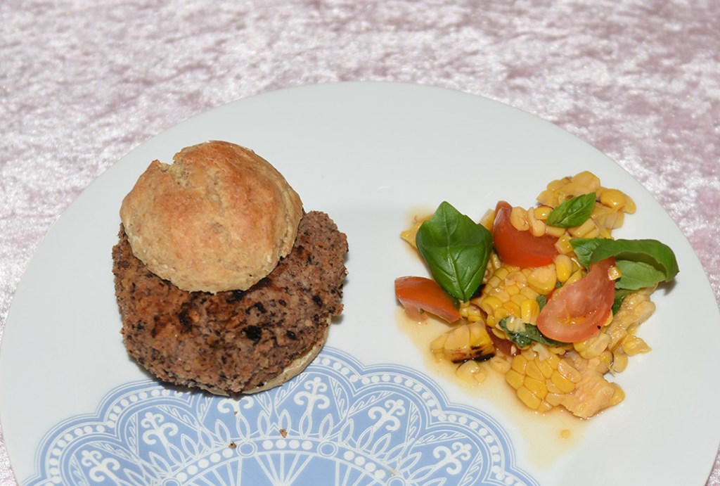 Veggieburger av bulgur, bønner og valnøtter Porsjoner Tid Vanskelighetsgrad 4 15 min (+ 1 time i kjøleskap) Enkel Ingredienser: 2 ss Olje (oliven) 1 Løk (liten) 1 ½ dl Bulgur 3 dl Vann 1 bx Pinto bønner (skylt) 1 ½ ss Soyasaus 2 dl Valnøtter 2 ss Koriander (hakket) ½ ts Kummen Chiliflak, salt og pepper https://heidisboble.no/ @heidisboble