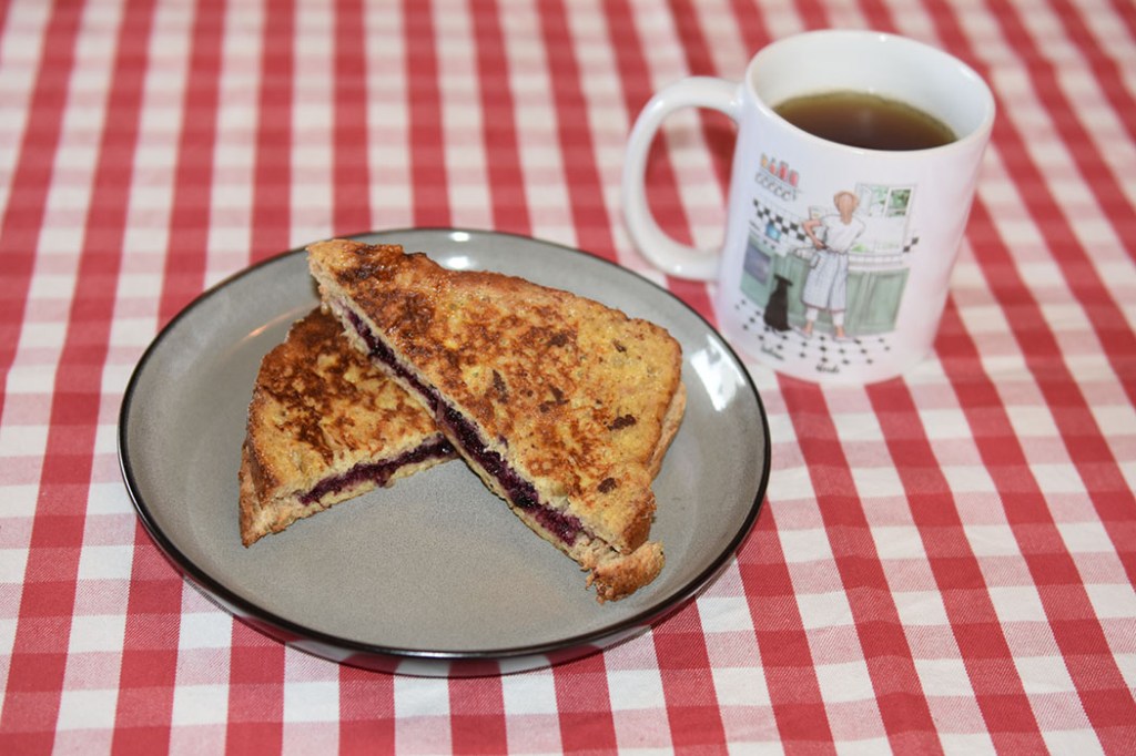 Arme riddere Ingredienser: 2-3 Brødskiver 1 Egg ½ dl Melk 1 ts Kanel 1 ts Sukker (valgfri) 1 ss Smør https://heidisboble.no/ @heidisboble