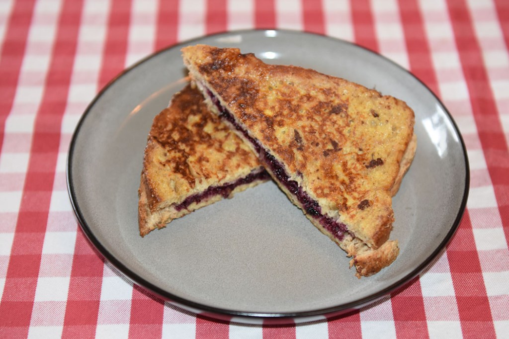 Arme riddere Ingredienser: 2-3 Brødskiver 1 Egg ½ dl Melk 1 ts Kanel 1 ts Sukker (valgfri) 1 ss Smør https://heidisboble.no/ @heidisboble