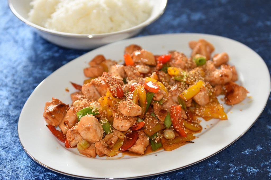 Thai inspirert kyllingwok med sotet paprika og vårløk Ingredienser: 600 g Kyllingfilet 2 Paprika (forskjellig farge) 4 Vårløk 2 fedd Hvitløk 1 ss Olje (Nøytral) ½ ss Sesamolje ½ ss Risvinseddik ½ ss Soyasaus ½ ss Sesamfrø (ristede) 400 g Nudler Marinade: 1 fedd Hvitløk 3 ss Soyasaus 1 ss Sur-søt chilisaus 1 ss Honning (flytende) https://heidisboble.no/ @heidisboble