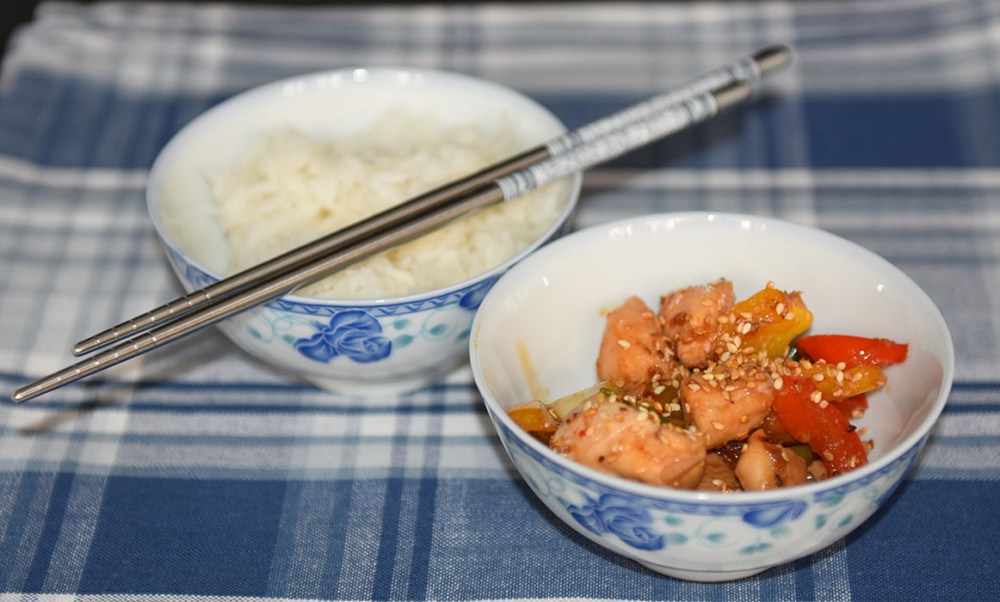 Thai inspirert kyllingwok med sotet paprika og vårløk Ingredienser: 600 g Kyllingfilet 2 Paprika (forskjellig farge) 4 Vårløk 2 fedd Hvitløk 1 ss Olje (Nøytral) ½ ss Sesamolje ½ ss Risvinseddik ½ ss Soyasaus ½ ss Sesamfrø (ristede) 400 g Nudler Marinade: 1 fedd Hvitløk 3 ss Soyasaus 1 ss Sur-søt chilisaus 1 ss Honning (flytende) https://heidisboble.no/ @heidisboble