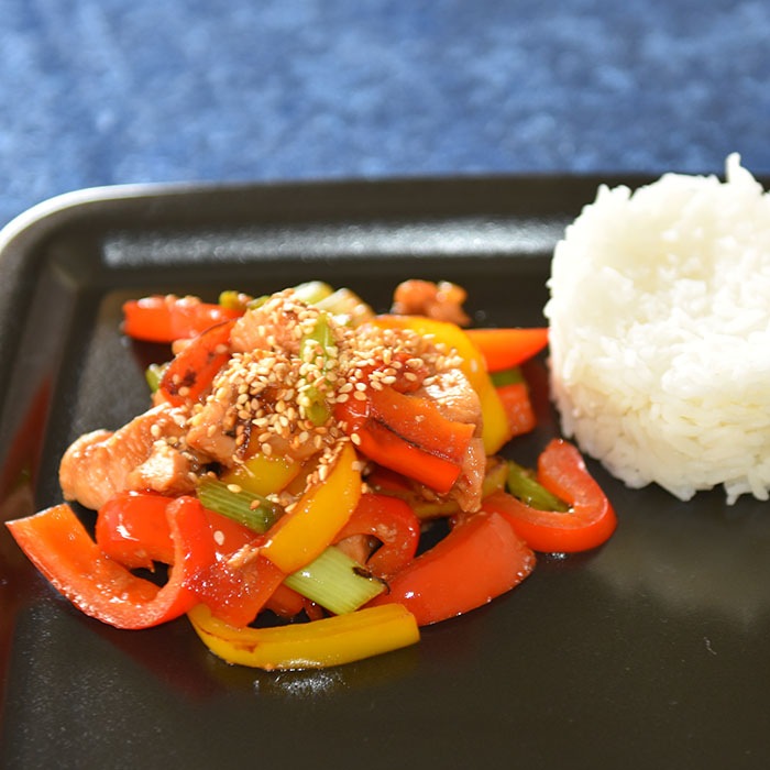 Thai inspirert kyllingwok med sotet paprika og vårløk Ingredienser: 600 g Kyllingfilet 2 Paprika (forskjellig farge) 4 Vårløk 2 fedd Hvitløk 1 ss Olje (Nøytral) ½ ss Sesamolje ½ ss Risvinseddik ½ ss Soyasaus ½ ss Sesamfrø (ristede) 400 g Nudler Marinade: 1 fedd Hvitløk 3 ss Soyasaus 1 ss Sur-søt chilisaus 1 ss Honning (flytende) https://heidisboble.no/ @heidisboble