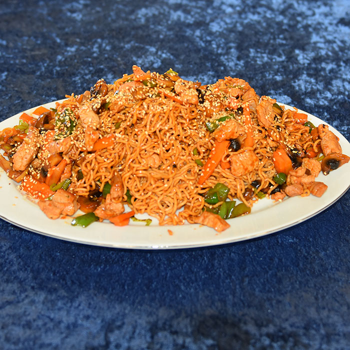 Koreansk wok med Gochujang og ristede sesamfrø Ingredienser Wok 500 g Svinefilet 500 g Eggnudler 2 ss Sesamolje 2 Gulerøtter (skjært i strimler) 2 Paprika (rød og oransje) 200 g Sjampinjonger (delt) 2 Vårløk (skjært på skrå) 1 dl Sesamfrø (risted) Koriander (hakket) Saus: 2 dl Soyasaus ¼ -½ dl Sukker (brunt) 2-3 ss Gochujang (Sunchang red pepper paste/ koreansk chilipaste) 1 ½ ss Riseddik 1 ss Ingefær (fersk, raspet) 1 fedd Hvitløk 1 ss Sesamolje Slik gjør du: 1 Skrell Gulroten, og - Skjær i strimler ca ½ x 3 cm - Rens paprika og sopp, og - Skjær dem i strimler - Skjær vårløken i skiver eller strimler - Hakk koriander - Skjær kjøttet i passe biter Ca 3 x 3 cm eller passe biter 2 Lag sausen: - Bland sammen alle ingrediensene 3 Kok nudlene etter instruksjonen på pakken Men de skal ikke være helt myke, det skal være litt tygge motstand 4 Varm opp en wok på høy varme Eller en stekepanne - Ha i 1 ss sesamolje - Når oljen er varm tilsett gulrot, paprika og sopp Hvis nødvendig stek i to omganger - Rør rundt mens de steker Stek til de er møre og lyse - Tilsett 2-3 ss av sausen, og - Fortsett å steke og røre til sausen dekker grønnsakene - Ta grønnsakene ut av woken og - Legg dem på et fat 5 Ha en ny ss med sesamolje i woken, Når den er varm; - Tilsett kjøttet - La dem steke til de er fin og brun på alle sider Ca 2 min. Husk å røre - Ha i 2-3 ss med sausen, og - La det steke til det dekker kjøttet Husk å rør - Tilsett vårløken og ¾ av sesamfrøene - La det steke i ca 1 min. - Tilsett grønnsakene og de avrente nudlene - Rør rundt - Tilsett resten av sausen - La det steke i 2-3 min. Til det er godt blandet og sausen dekker nudlene 6 Ta woken av varmen, - Rør inn koriander, - Strø resten av sesamfrøene over og - Server umiddelbart https://heidisboble.no/ @heidisboble