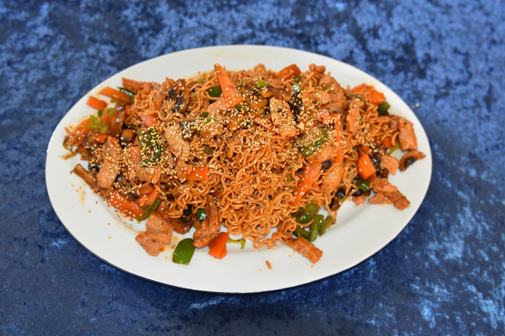 Koreansk wok med Gochujang og ristede sesamfrø Ingredienser Wok 500 g Svinefilet 500 g Eggnudler 2 ss Sesamolje 2 Gulerøtter (skjært i strimler) 2 Paprika (rød og oransje) 200 g Sjampinjonger (delt) 2 Vårløk (skjært på skrå) 1 dl Sesamfrø (risted) Koriander (hakket) Saus: 2 dl Soyasaus ¼ -½ dl Sukker (brunt) 2-3 ss Gochujang (Sunchang red pepper paste/ koreansk chilipaste) 1 ½ ss Riseddik 1 ss Ingefær (fersk, raspet) 1 fedd Hvitløk 1 ss Sesamolje Slik gjør du: 1 Skrell Gulroten, og - Skjær i strimler ca ½ x 3 cm - Rens paprika og sopp, og - Skjær dem i strimler - Skjær vårløken i skiver eller strimler - Hakk koriander - Skjær kjøttet i passe biter Ca 3 x 3 cm eller passe biter 2 Lag sausen: - Bland sammen alle ingrediensene 3 Kok nudlene etter instruksjonen på pakken Men de skal ikke være helt myke, det skal være litt tygge motstand 4 Varm opp en wok på høy varme Eller en stekepanne - Ha i 1 ss sesamolje - Når oljen er varm tilsett gulrot, paprika og sopp Hvis nødvendig stek i to omganger - Rør rundt mens de steker Stek til de er møre og lyse - Tilsett 2-3 ss av sausen, og - Fortsett å steke og røre til sausen dekker grønnsakene - Ta grønnsakene ut av woken og - Legg dem på et fat 5 Ha en ny ss med sesamolje i woken, Når den er varm; - Tilsett kjøttet - La dem steke til de er fin og brun på alle sider Ca 2 min. Husk å røre - Ha i 2-3 ss med sausen, og - La det steke til det dekker kjøttet Husk å rør - Tilsett vårløken og ¾ av sesamfrøene - La det steke i ca 1 min. - Tilsett grønnsakene og de avrente nudlene - Rør rundt - Tilsett resten av sausen - La det steke i 2-3 min. Til det er godt blandet og sausen dekker nudlene 6 Ta woken av varmen, - Rør inn koriander, - Strø resten av sesamfrøene over og - Server umiddelbart https://heidisboble.no/ @heidisboble