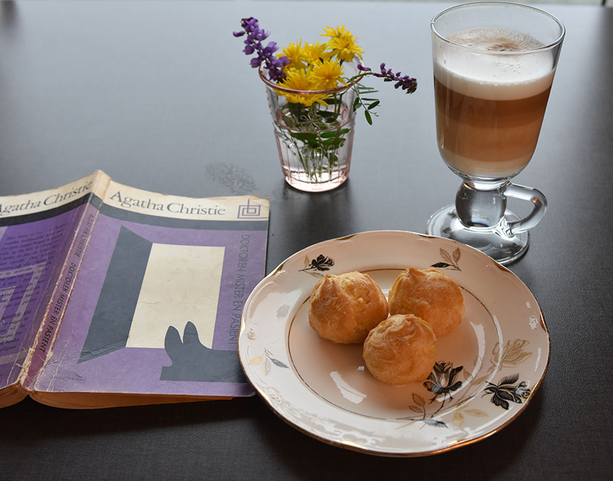 Christie, Agatha (1966) «Doktoren mister en pasient» H. Aschehoug & co OG Vannbakkelse Ingredienser 3 ss Smør 2 dl Vann 2 dl Hvetemel 3 Egg (store) https://heidisboble.no/ @heidisboble