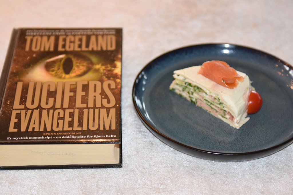 Egeland, Tom (2009) «Lucifers evangelium», Aschehoug OG Tortillakake med tunfisk, røket laks og agurk Ingredienser 1 pakke Hvetetorillas (små, myke) 1 dl Rømme 1 pk Philadelphia (200 g) 1 Agurk (raspet) 1 bunt Persille (hakket) 1 bx Tunfisk (i vann eller olje) 4 – 6 skiver Røket laks Cherrytomater (valgfritt) https://heidisboble.no/ @heidisboble