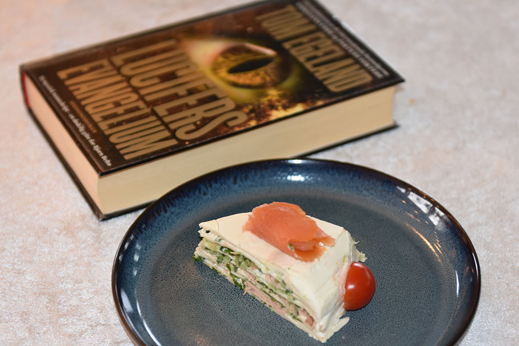 Egeland, Tom (2009) «Lucifers evangelium», Aschehoug OG Tortillakake med tunfisk, røket laks og agurk Ingredienser 1 pakke Hvetetorillas (små, myke) 1 dl Rømme 1 pk Philadelphia (200 g) 1 Agurk (raspet) 1 bunt Persille (hakket) 1 bx Tunfisk (i vann eller olje) 4 – 6 skiver Røket laks Cherrytomater (valgfritt) https://heidisboble.no/ @heidisboble